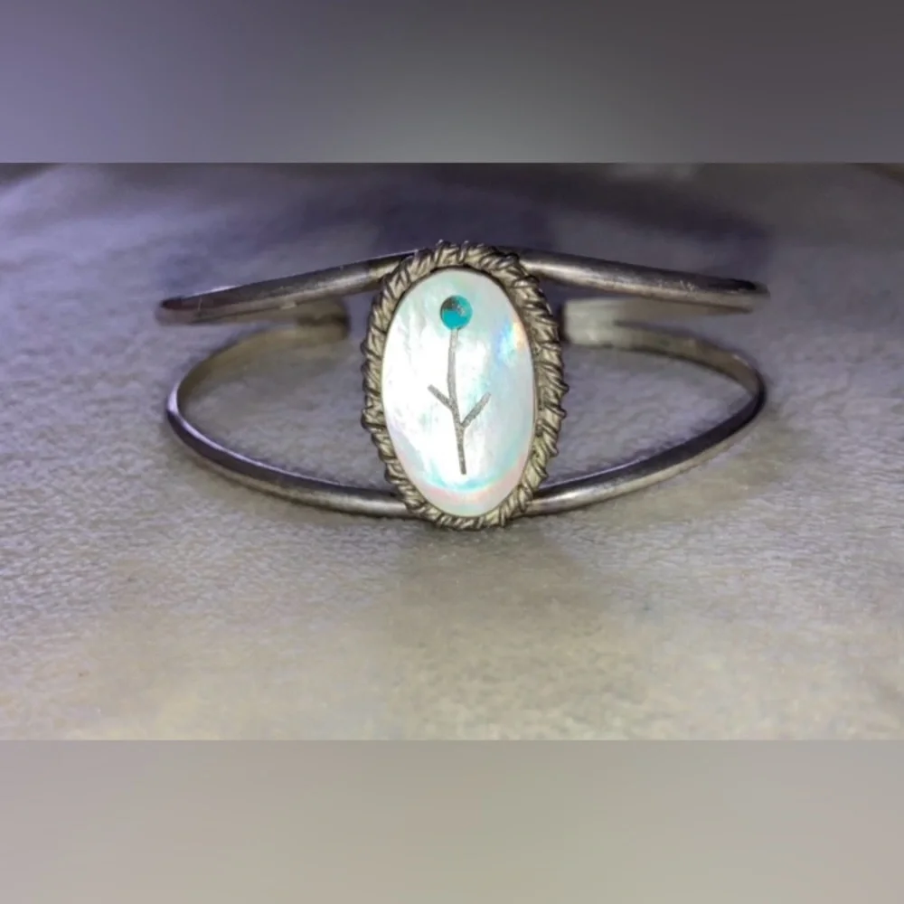 STUNNING vintage Zuni silver, mother of pearl, turquoise flower inlay bracelet - Picture 3 of 6